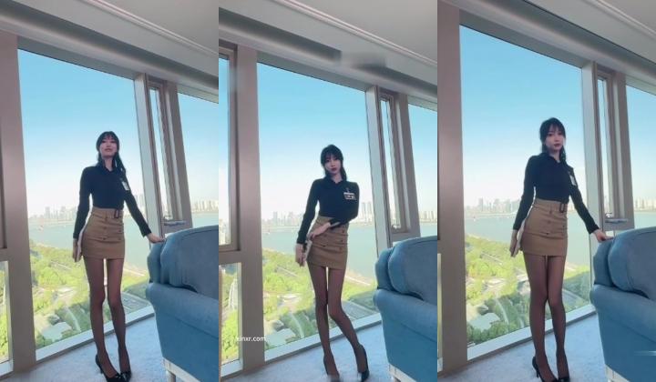 秀人网人气女神，【玥儿玥】最新黑丝高跟，职业装御姐范，大尺度漏奶头