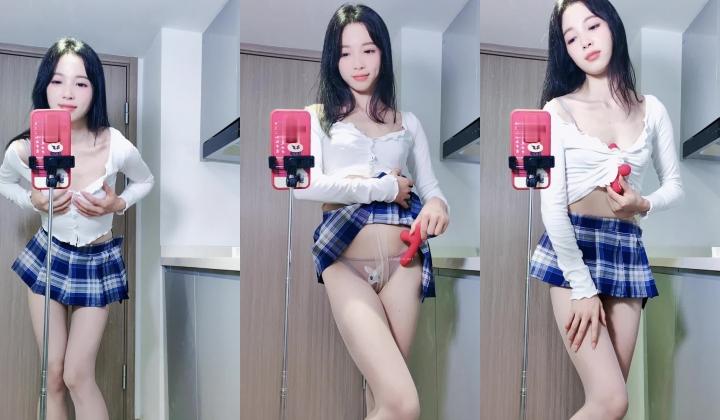 秀人网模特极品清纯女神【糖豆】诱惑私拍~露三点 学生制服透明可爱小内内道具手指自摸~炸裂