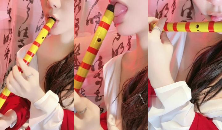 《顶级女模震撼泄密》颜值巅峰秀人网当红女神模特【谢小蒽】大胆私拍古风篇，透明红袍笛子遮B紫薇呻吟