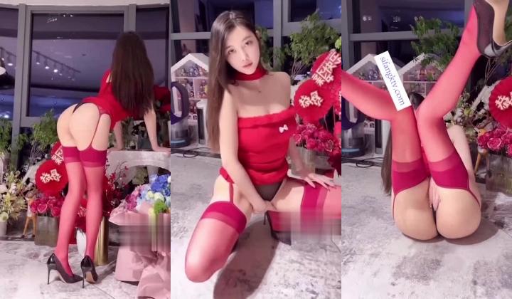 【最新流出 ️极品女神】秀人网超美女神『杨晨晨』最新大尺度私拍-脱底裤超淫真实做爱 脱衣真空高频抖胸 胸夹J8呻吟