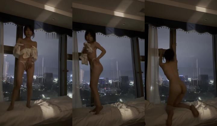 秀人网，新人极品萝莉，【桃妖夭】，户外大尺度，乳夹，自慰，三点全漏，多部大尺度！