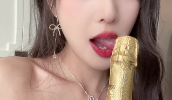 顶级女模私拍！颜值巅峰秀人网绝美人气女神【林星阑】真空肉丝，性感蕾丝透明丁字裤透鲍凸点