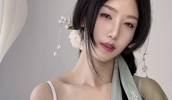 【秀人网 抖娘利世】，上下真空，古装情趣，古风红舞娘。鞭策女仆，高叉细带勒紧缝隙跪舔～深喉～纯爱