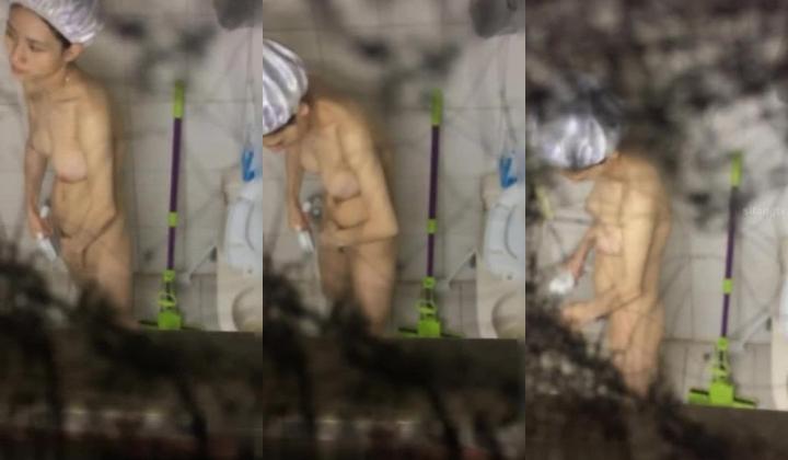 气窗偷拍邻居大奶美少妇洗香香和老公讨论坐动车去杭州玩 这水滴奶真的太迷人了 很真实