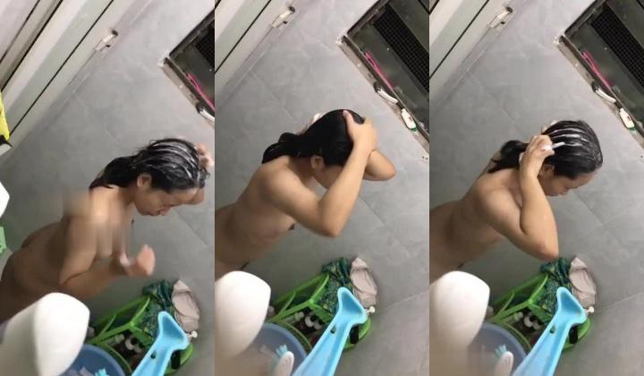 【浴室精品偷拍】最新高清偷拍小姐姐洗澡 被发现捂逼还是捂胸【猎奇稀缺大开眼界】众多偷拍自拍录拍露