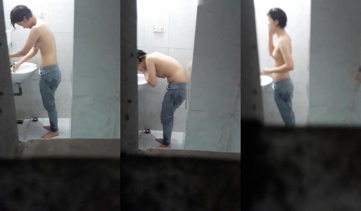 【浴室精品偷拍】最新高清偷拍小姐姐洗澡 被发现捂逼还是捂胸【猎奇稀缺大开眼界】众多偷拍自拍录拍露