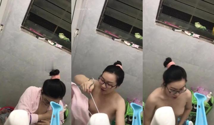 《贵在真实 极品偸拍》技术型大神坑妹子第六季！家庭浴室、出租屋趴窗偸窥多位妹子洗澡洗逼~年轻姑娘