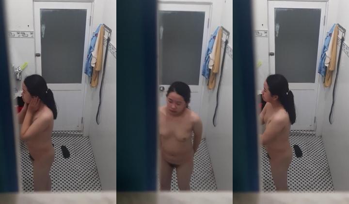 【浴室精品偷拍】最新高清偷拍小姐姐洗澡 被发现捂逼还是捂胸【猎奇稀缺大开眼界】众多偷拍自拍录拍露
