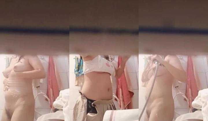 猥琐房东暗藏摄像头偷窥极品身材的美女租客洗澡
