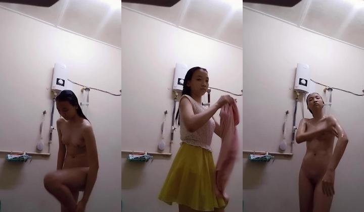 贵在真实，老色批舅舅在卫生间暗装针孔摄像头，偷拍读大一的侄女洗澡，阴毛稀疏，可惜奶子不是很大
