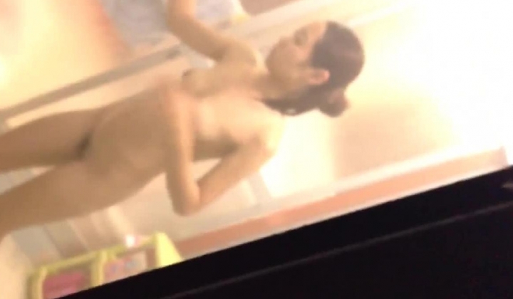 冒死爬墙偷窥对门 白白嫩嫩的美少妇洗澡