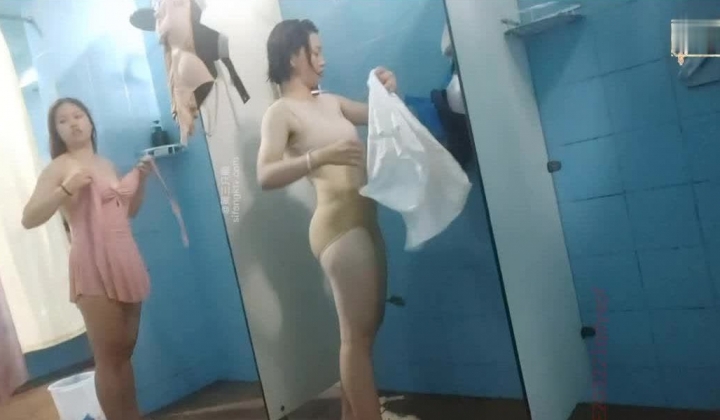 偷拍水上乐园美女浴室换衣洗澡
