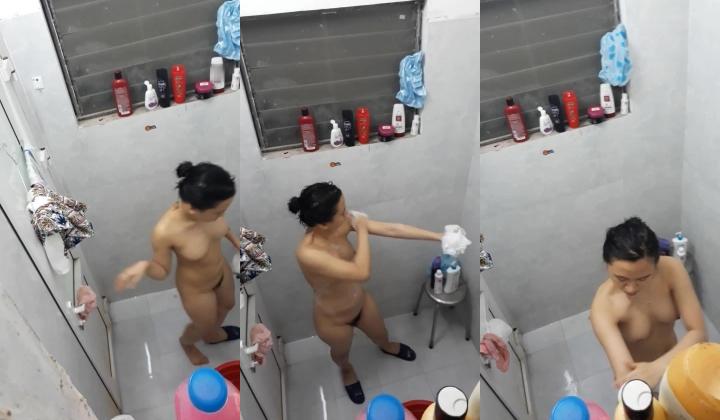 房东浴室偷窥打工妹洗澡妹子洗完澡给自己全身按摩
