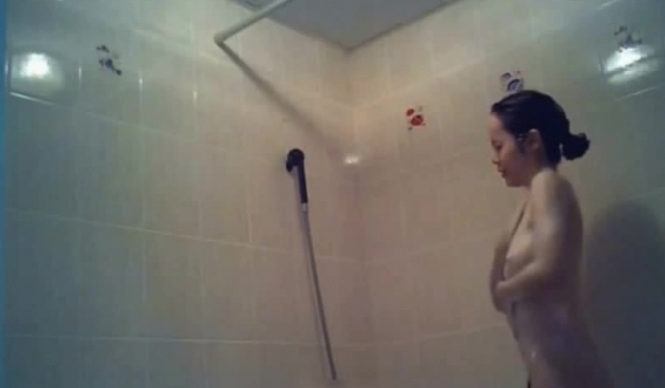 浴室【双面镜偷拍】 高质量双面镜 近距离偷拍几个大波美女洗澡换衣服