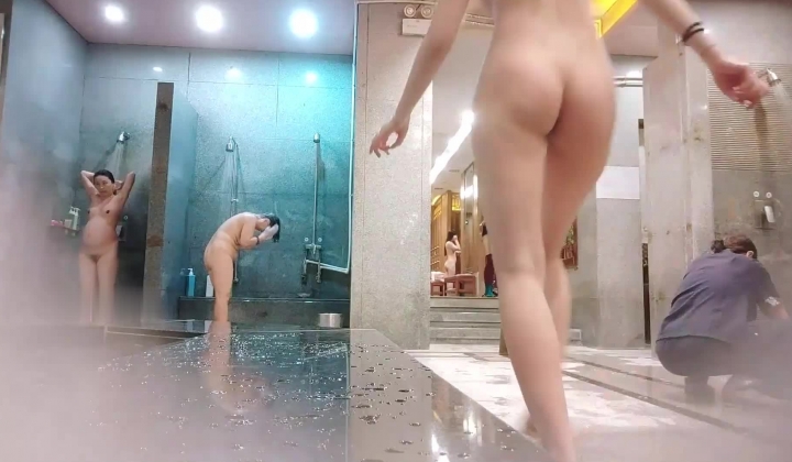 大众浴室内部员工近距离偷极品身材美少妇光洁白嫩的胴体