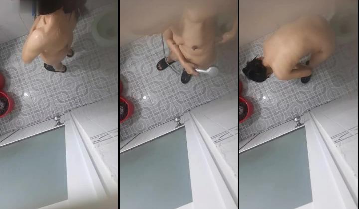 【出租屋浴室偷拍】超清画质现场破洞偷拍多位身材不错小姐姐 洞中窥逼 精彩值得收藏