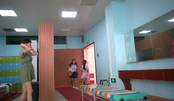 《贵在真实 极限偸拍》女人坑女人！戏水游泳馆女宾换衣淋浴室内部真实曝光，环肥燕瘦，视觉盛宴