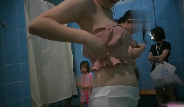 【稀缺浴室】TP某水上乐园温泉会所各种美女浴室换衣洗澡