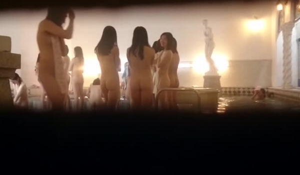 作死大神潜入校园女生公共浴室偸拍，场面壮观一大群妙龄学生妹洗澡 一屋子不穿衣服的嫩妹 真心哇塞