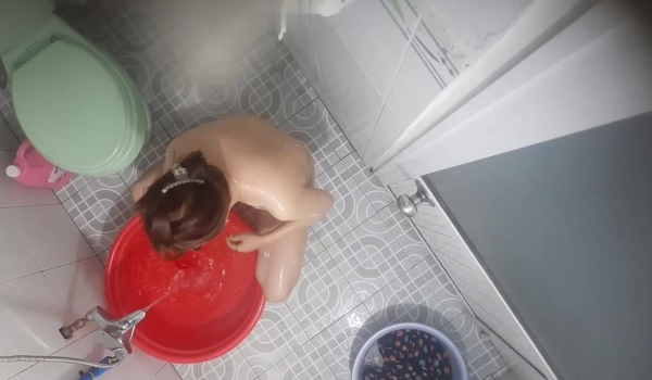 【出租屋浴室偷拍】超清画质现场破洞偷拍多位身材不错小姐姐 洞中窥逼