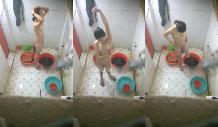 晚上喝了点酒壮胆偷偷的趴到邻居浴室透气窗偷窥打工妹洗澡颜值和身材都不错