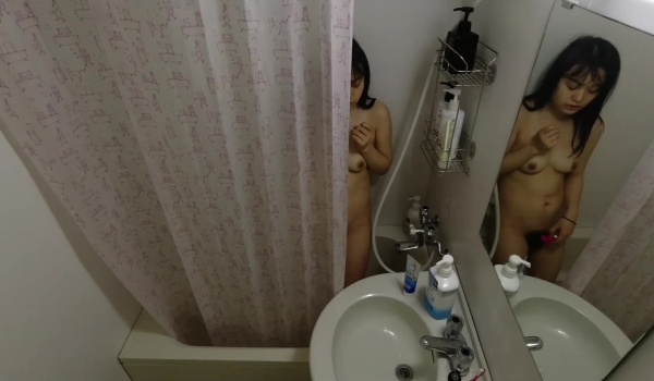 浴室偷装针孔摄像头偷拍同居闺蜜女友洗澡在里面偷偷自慰一脸淫骚样