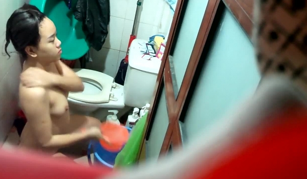 咸湿出租屋房东浴室偷装针孔摄像头偷窥打工妹洗澡妹子的逼毛真浓密性感