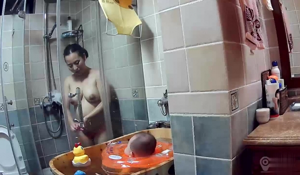 偷窥家庭摄像头，为了照看婴儿，浴室边上买了个泳缸，妈妈边搓澡搓背搓奶奶边跟婴儿说话，很有爱的妈妈