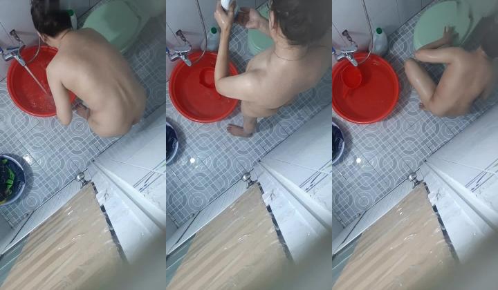 出租屋浴室偷拍 超清画质现场破洞偷拍多位身材不错小姐姐 洞中窥逼