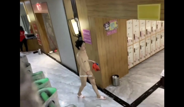 大神躲在浴室通风管看美女更衣 美女喜欢扣屁眼