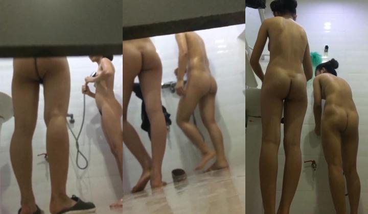 浴室隔板偷拍形影不离的两姐妹一起洗澡 ️,看看谁的奶子大一些.附带生活照