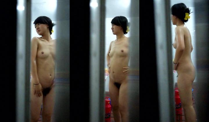 大学女子公共浴室偷拍几位妹妹洗澡聊天一位女神真是极品