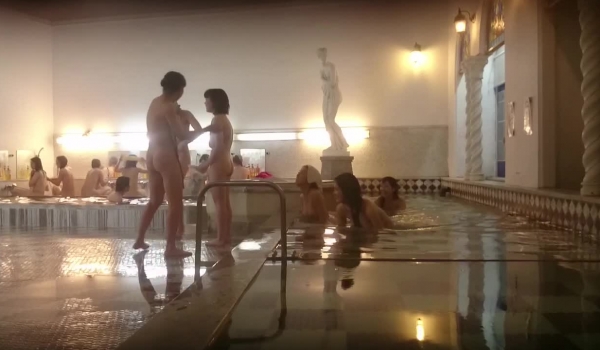刺激到顶点！校园女生公共浴室 一屋子年轻的肉体身材一个赛一个 发育的很好超诱人
