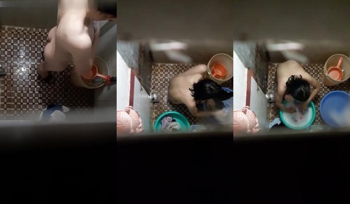 咸湿房东低价把房子租给打工妹每晚躲在改造过的浴室上方偷窥妹子洗澡大饱眼福