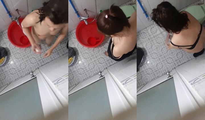 出租屋浴室偷拍 ️超清画质现场破洞偷拍多位身材不错小姐姐 洞中窥逼