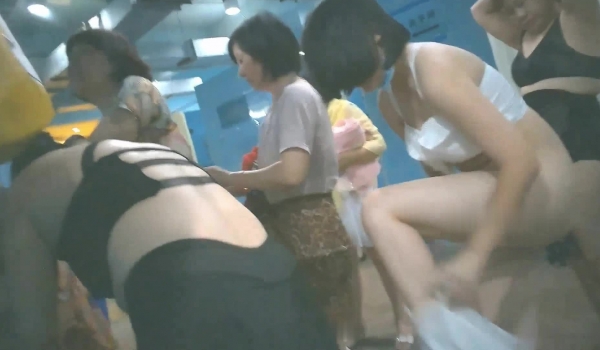 【最新稀缺浴室】多场景浴室温泉会所更衣室偷拍大合集