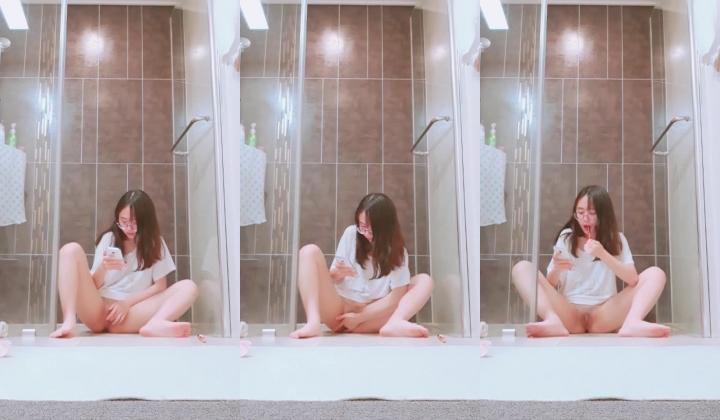 浴室暗藏摄像头本想偷拍表姐洗澡,意外拍到表姐在里面和男友视频聊天还自慰给男友看