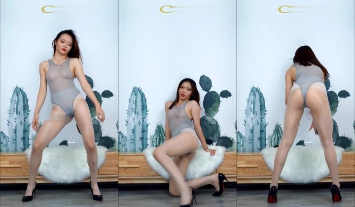 顶级精品！维拉舞团风骚气质小姐姐【瑶瑶】加密特五期，各种情趣透视露毛露奶劲曲热舞，表情抚媚挑逗看