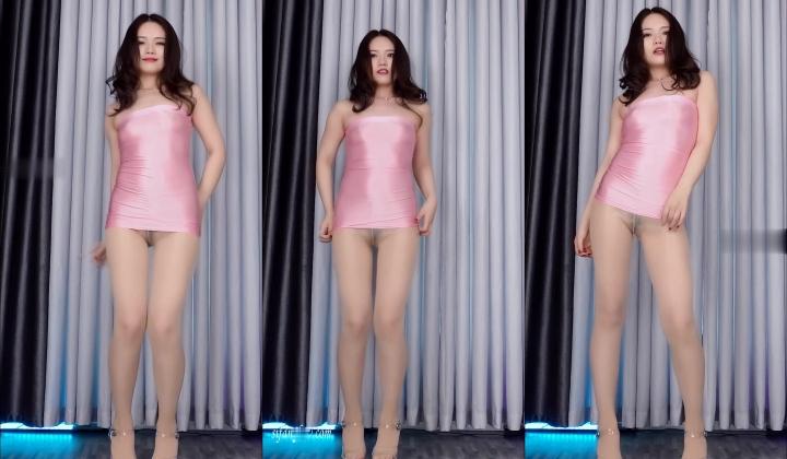 新维拉舞团高颜值甜美女神【语菲】加密超级会员版~无打底透视丝袜T内露毛露鲍