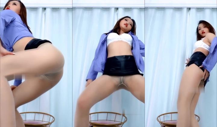 新维拉舞团风骚气质小姐姐【瑶瑶】加密特三期各种情趣透视露毛露鲍装劲曲热舞表情抚媚