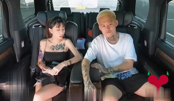 麻豆传媒 HPP0013 超刺激初体验访谈 访到名车上忘情车震