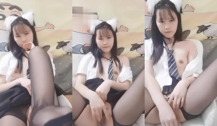 黑丝露脸制服学妹第一次直播还害羞呢，听狼友指挥自己揉着奶子抠着逼，甜甜假鸡巴插进骚穴给狼友看不要