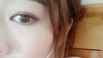 肤白漂亮美女主播镜头前直播手指黄瓜插逼自慰喷水大秀 逼逼貌似被操多发黑了 淫荡对白