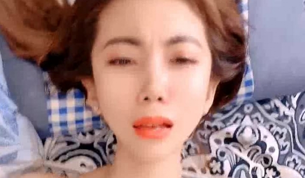 叫着狼友爸爸的小骚货全程露脸大秀发骚，道具抽插骚穴还带手抠逼，圆润的骚奶子浪叫不止，表情好骚精彩