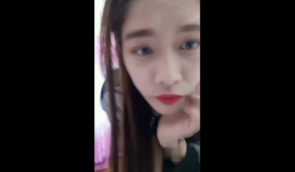 美女主播表演了一段舞蹈终于等到土豪打赏要求脱裤子才肯进行摸奶扣逼秀