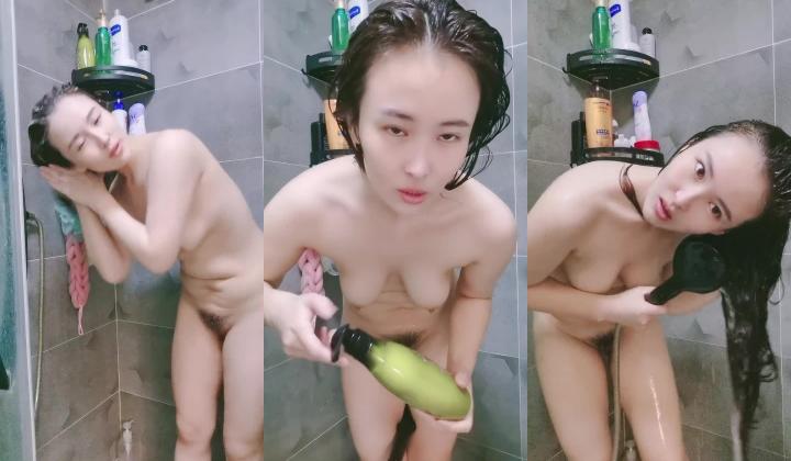 良家小少妇一个人在家没想到这么骚全程露脸激情大秀，听狼友指挥淫声荡语表情好骚，揉奶玩逼道具抽插洗
