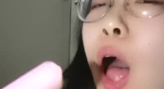 东北小骚妮胆子真大医院厕所大秀，露脸皮肤白奶子大屁股肥，脱光了揉捏大奶子道具插逼自己舔淫水