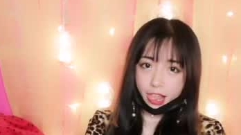 一坊高颜值巨乳新人主播SY大二喷水女王 一多自慰大秀 坐小板凳上插穴自慰很是诱人