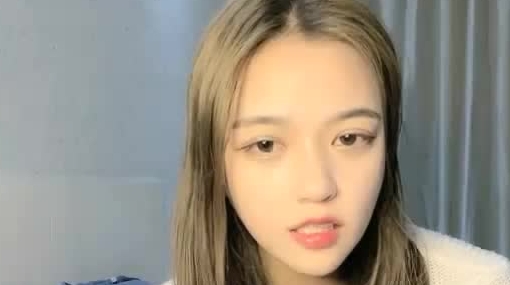 小朋友楠楠高颜值长相甜美妹子跳蛋自慰诱惑，撩起衣服露奶子特写跳蛋摩擦震动非常诱人