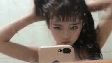 今天刷腾讯新闻发现快手直播 18岁漂亮妹子直播洗澡翻车被刑事拘留